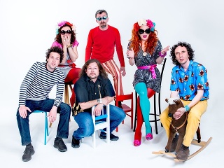 Sto múch vydávajú nový