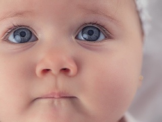 Máte obaja modré oči?