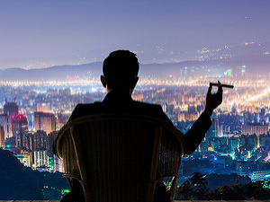 Spoločnosť bohatne, sadzby klesajú