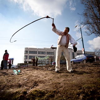 Protestujúci majiteľ pozemkov v VO Javorina v kroji s bičom pred parlamentom