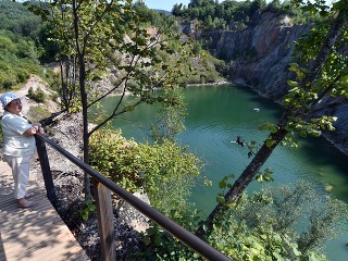 Na snímke turisti sa