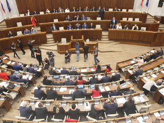 Poslanci sa v parlamente