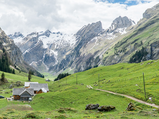 Malebná scenéria z vrchom