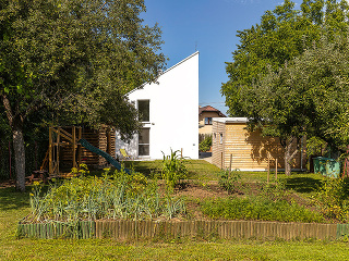 netradičný dom v záhrade