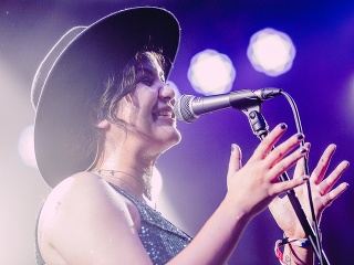 Sziget, Bondovky v opere