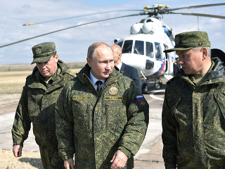 Vladimir Putin (v strede)