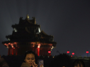 Svetelná show a živé