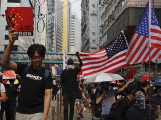 Nepokoje v Hongkongu neutíchajú,