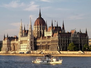 Maďarský parlament zasadne až