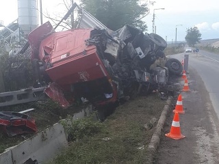 Vodič kamióna nehodu neprežil.