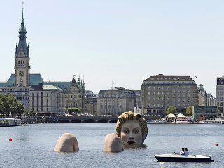 Kúpajúca sa žena, Hamburg,