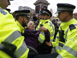 FOTO Britská polícia zadržala