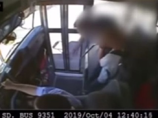 Školák v autobuse hádzal