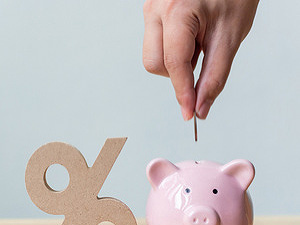 Investovať alebo šetriť? Podľa