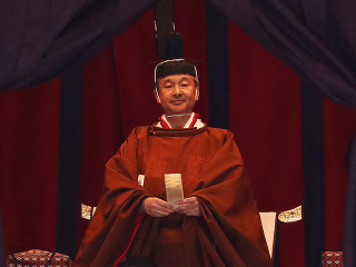 Cisár Naruhito oficiálne zasadol