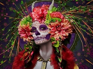 Farebné kvety, lebky a