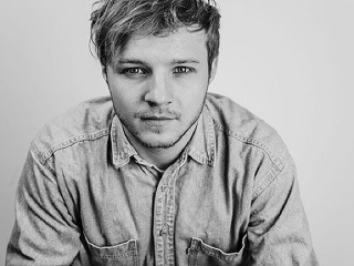 Thom Artway vzdáva piesňou