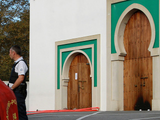 Pred mešitou strieľal 84-ročný