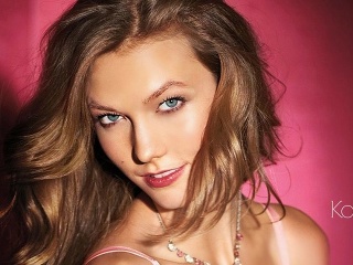 Modelka luxusnej značky bielizne