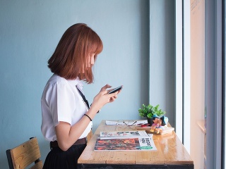 Firma platí zamestnancom za