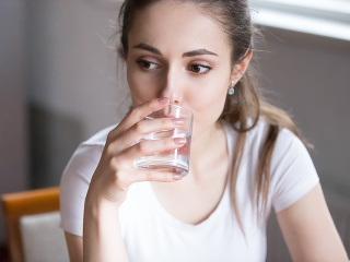 Pijete vodu na prázdny