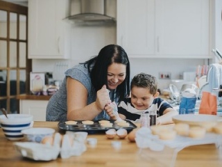 Mama so synom piekli