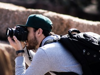 Profesionálny paparazzi v otvorenej