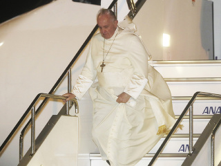 Pápež František po pristátí