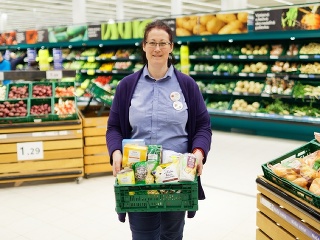 Tesco už daruje potraviny