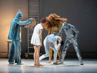 Zľava Davide Covone ako