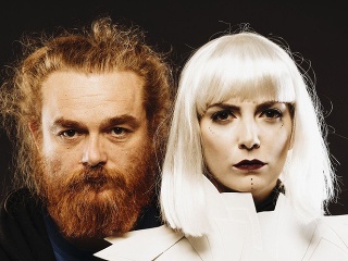 Pesničkár Nany Hudák vydáva