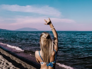 Táto blondínka ťa čarom