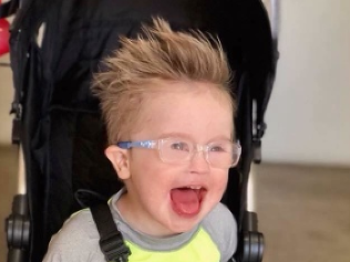 Pozrite sa naňho: Narodil