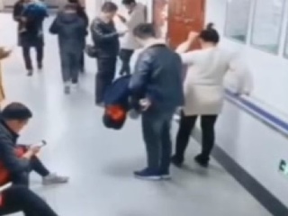 VIDEO Ľudia v čakárni