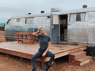 Modelka s nevinným pohľadom