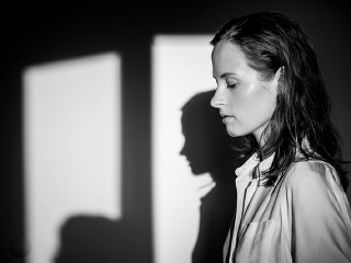 Krehký a naliehavý. Taký