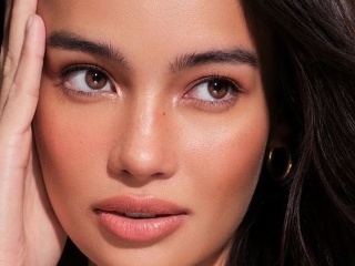 Kelsey zvádza jedným pohľadom,