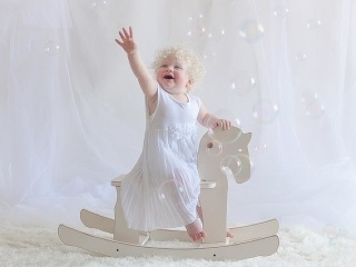 Snehobiele vlasy, obočie aj