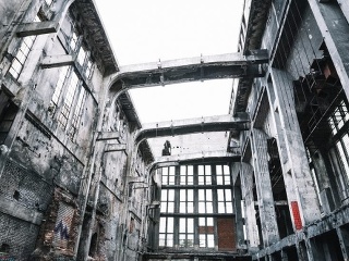 VIDEO Závod, kde pracovali