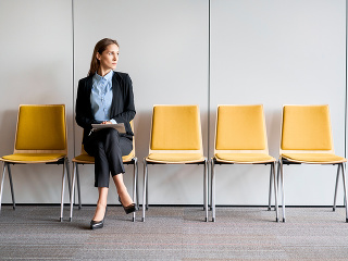 Pani čakajúca na pohovor,