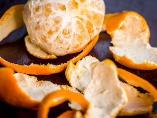 Odpad z mandaríniek nepatrí