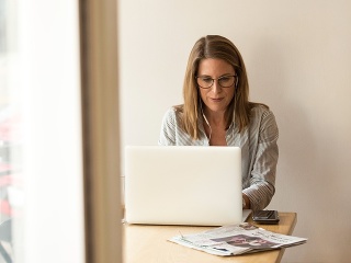 žena pracuje za počítačom