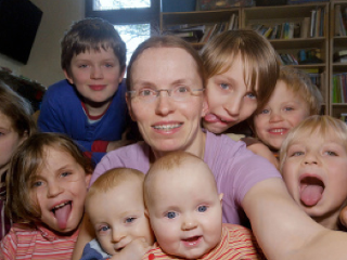 Sarah porodila dvojčatá v