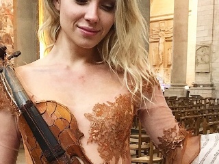 Francúzska návrhárka vytvára šaty,