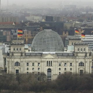 Pred budovou nemeckého parlamentu