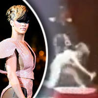 Nešikovná Rihanna na pódiu: