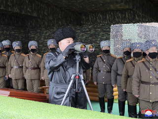 Kim Čong-un sleduje vystrelenie