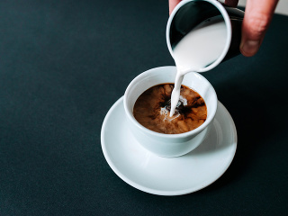 Patrí mlieko do kávy?