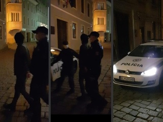 Polícia počas večernej kontroly
