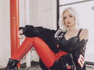 Korzet, tepláky a neónová